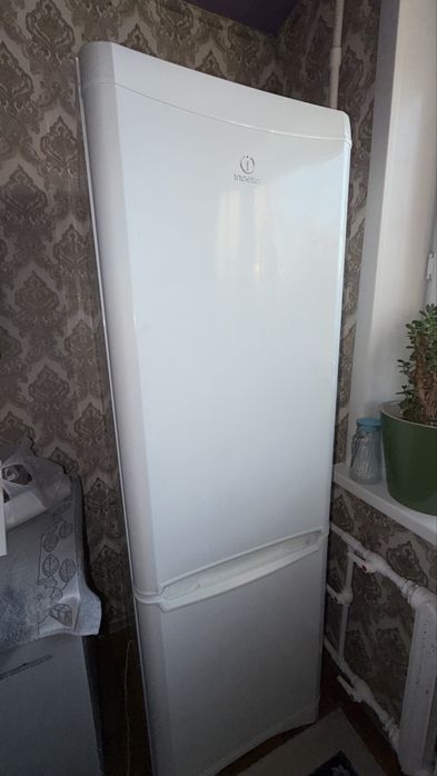 Продам холодильник Indesit