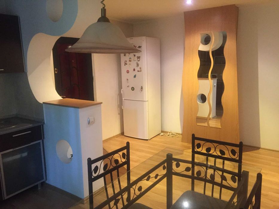 Închiriez apartament cu 2 camere