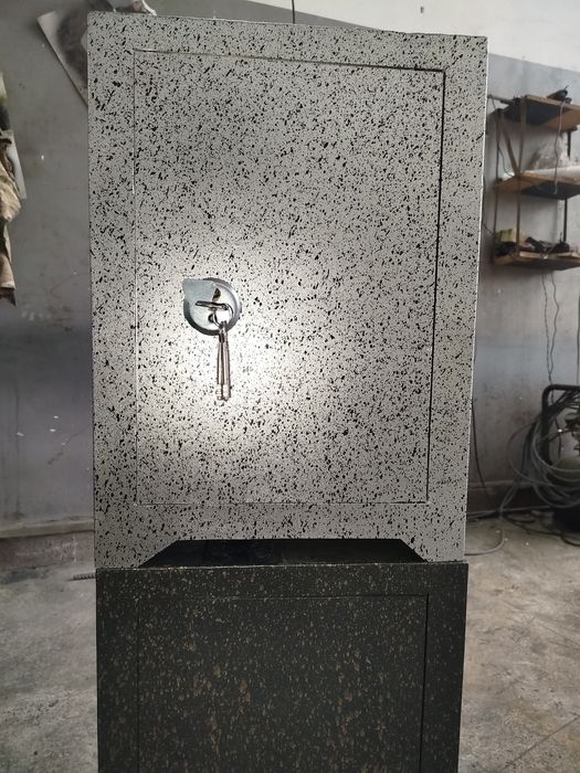 Сейф калин лисдан килинган размер 50х36х28 краска лари део