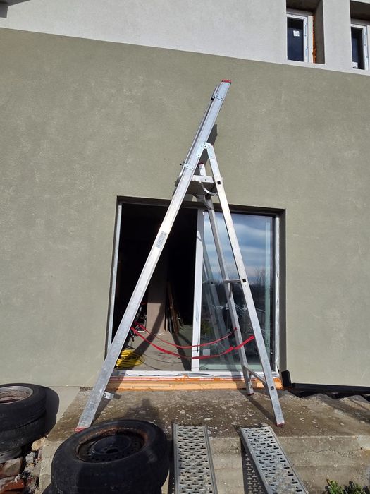 Vând scara profesionala