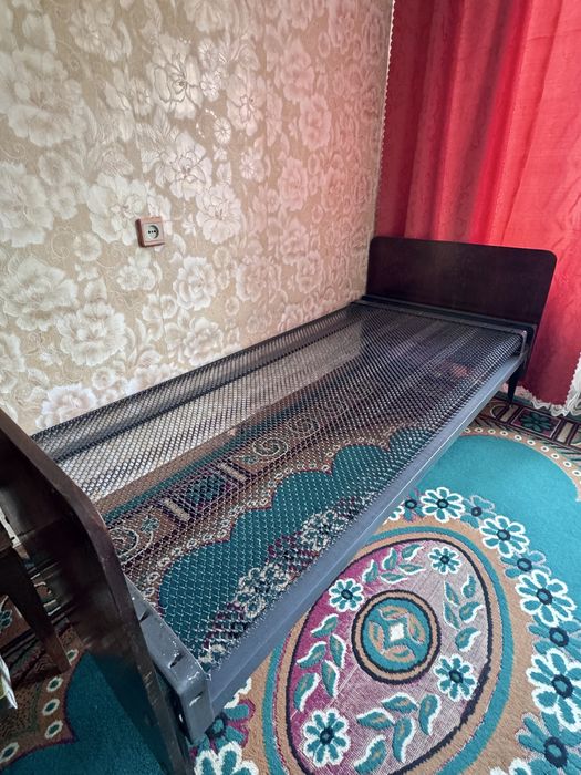 Кровать с металической сеткой
