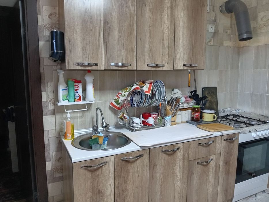 Продаю кухонный набор шкафы,газовая плита,раковина