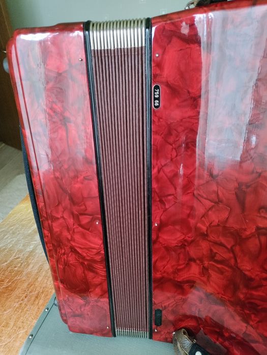 Продавам акордеон ROYAL STANDARD 120баса с куфар