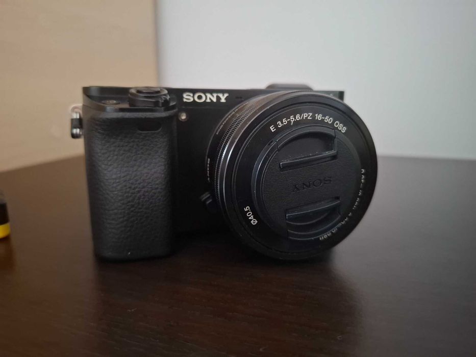 Aparat Foto Sony A6000 + Obiectiv Kit 16-50 + 3 Baterii