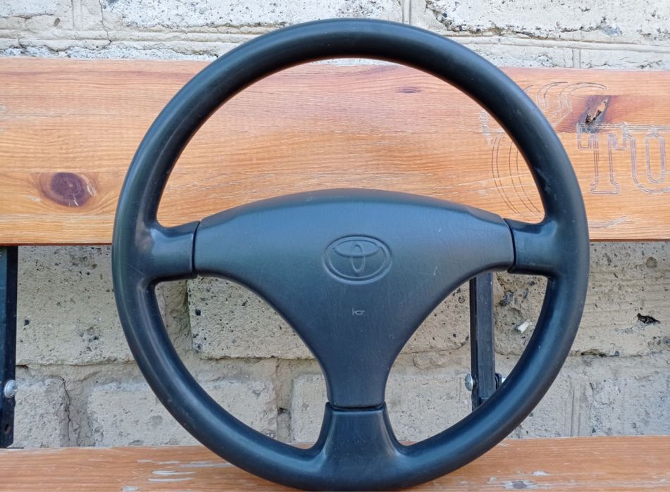 Руль на Тойота Хайлукс 2006 года , в отличном состоянии.