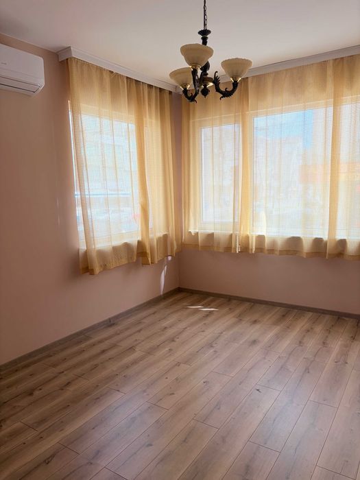 Тристаен апартамент с отлична локация.