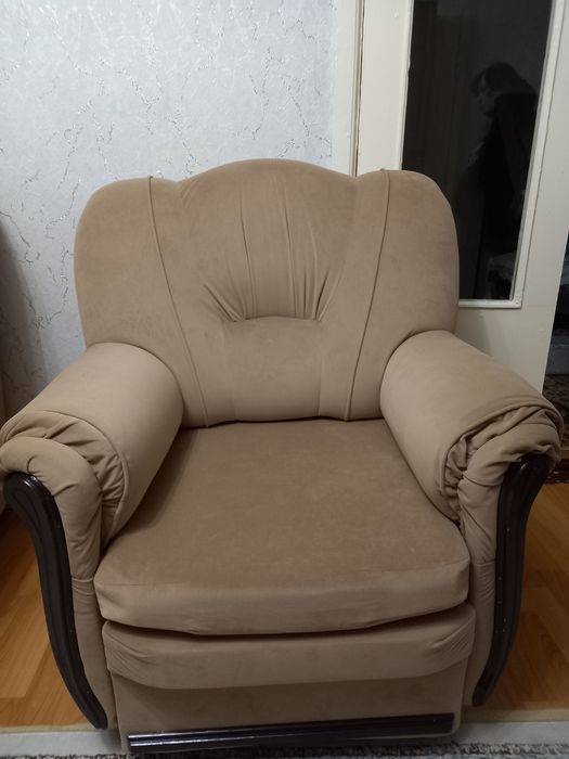 Диван и 2 кресла.