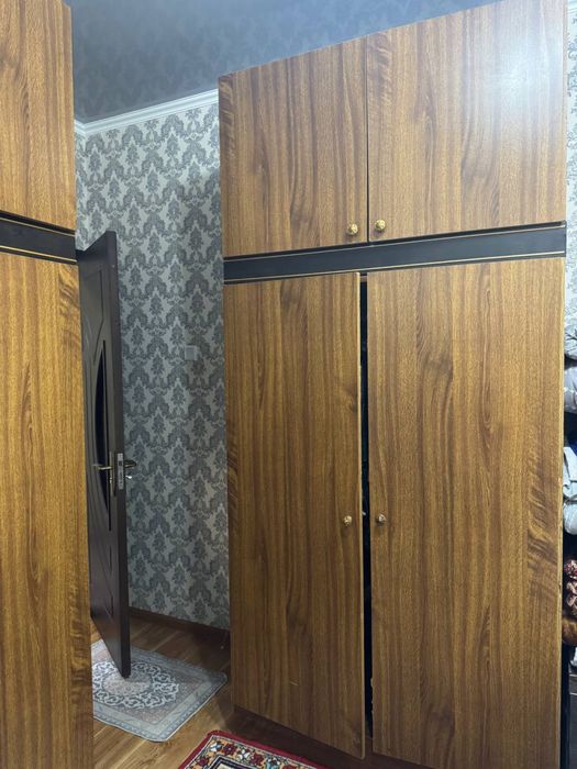 kiyimlar uchun shkaf