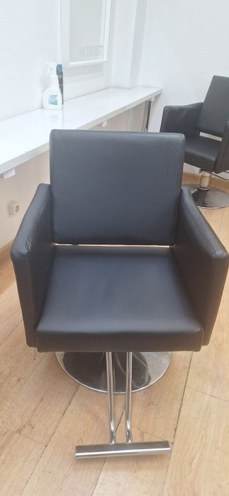 Кресло парикмахерской  чёрное