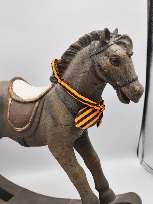 Антикварен, ръчно резбован и ръчно рисуван голям люлеещ се кон