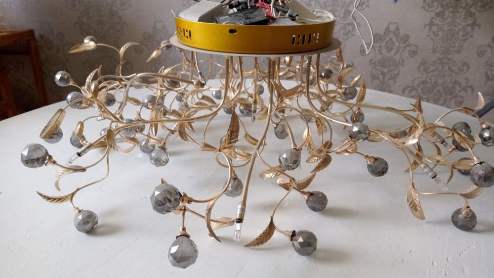 Продаю люстру в рабочем состоянии с пультом