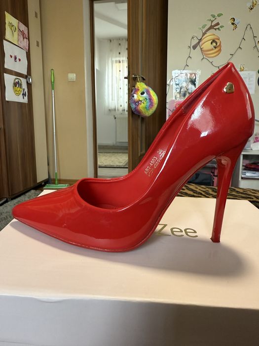 Vand pantofi stiletto