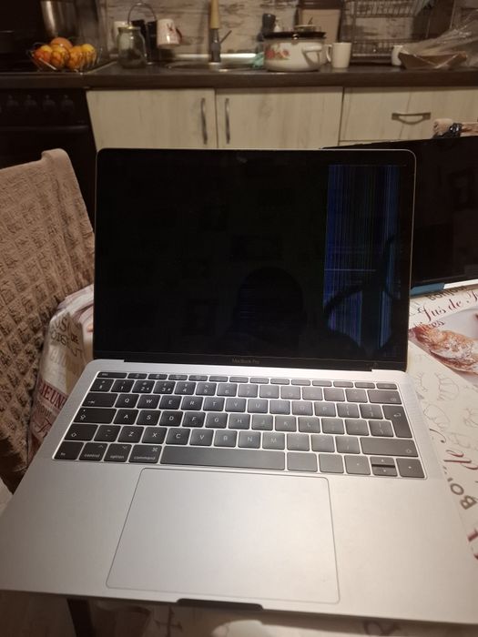 Продавам/Бартер Macbook pro 13 2017 ЧЕТИ ОПИСАНИЕТО!