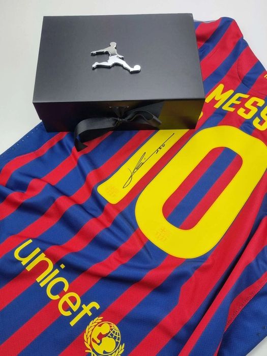 Vând tricou semnat de Lionel Messi