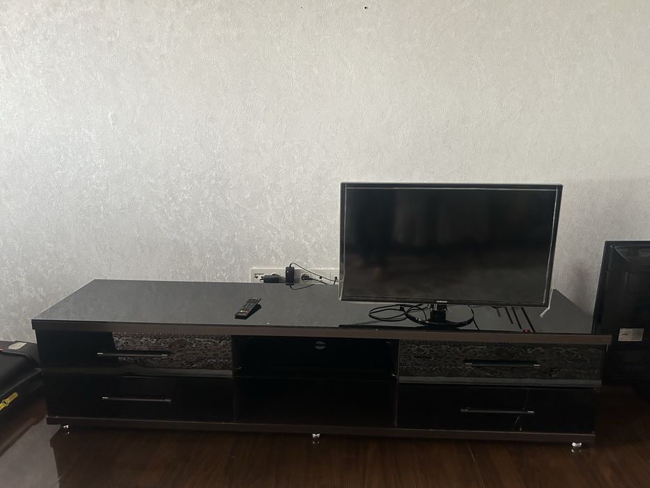 ТВ тумба / подставка под телевизор в отличном состоянии