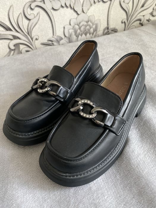 Продам туфли для девочки