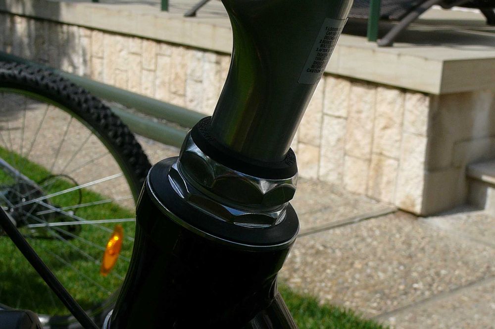 Vând bicicletă city bike Kellys Twist, cadru din aluminiu, roți 26”, echipare completa de fabrica, păstrată în interior.