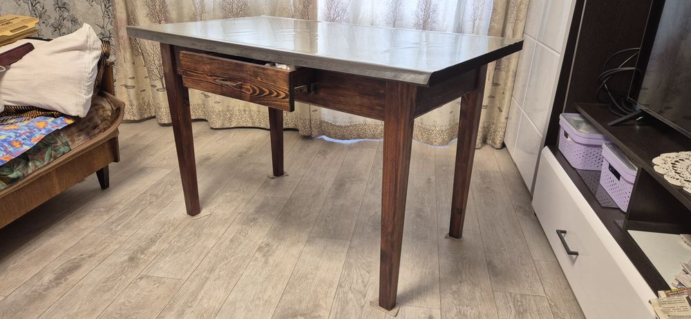 Письменный стол 1200мм×700мм