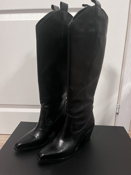 Високи стилни дамски ботуши