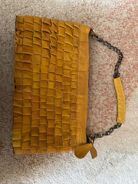 Чанта с ресни и метален синджир