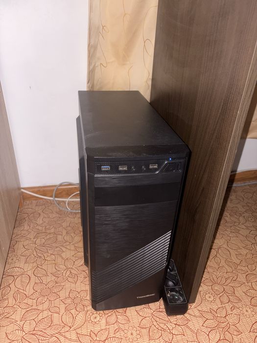 Настолен компютър (Ryzen 5 / RX 570) + клавиатура + монитор
