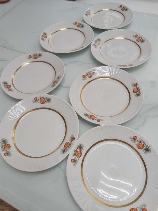 Фарфоровые тарелки 7 шт