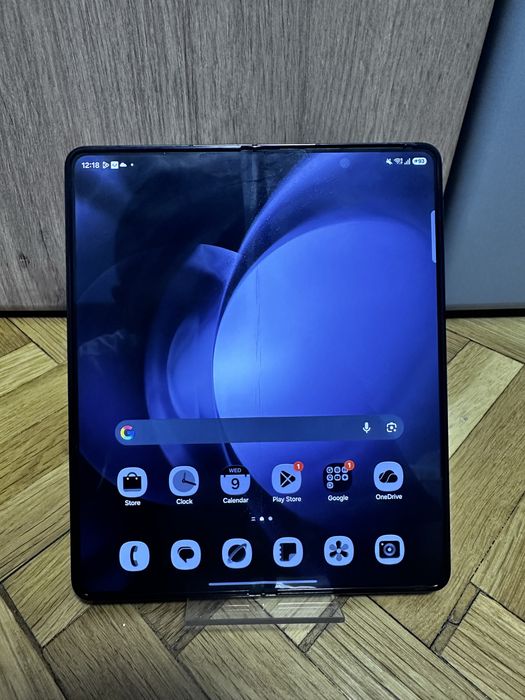 Samsung Galaxy Z Fold 5 512GB Phantom Black малък дефект