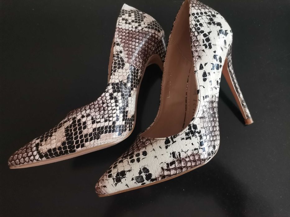 Змийски обувки на ток