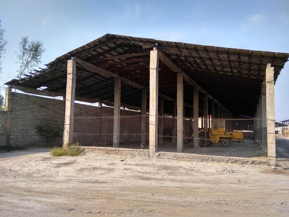 Нотурар бино сотилади! Ёнида темир йўл (ветка) мавжуд.