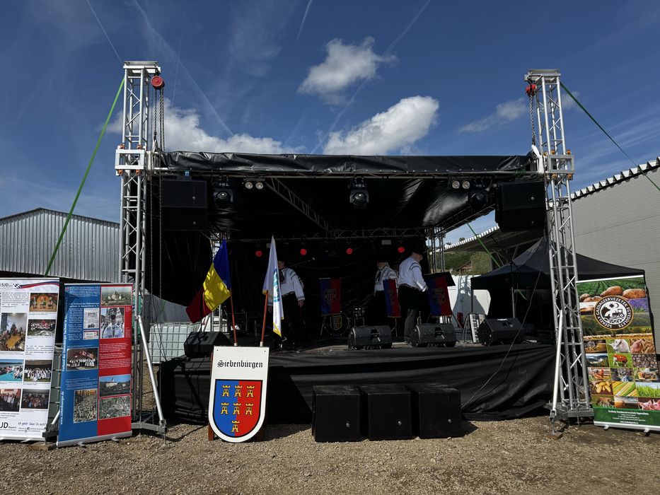 Servicii de sonorizare și lumini, scenă, concerte, nunți, festivaluri.