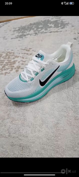 Спортивный кроссовка