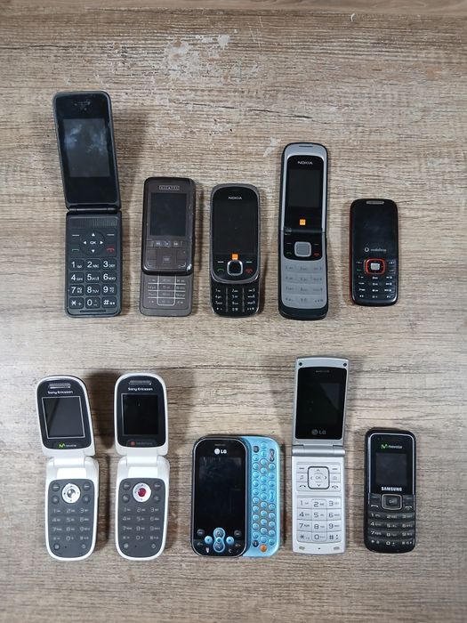 Telefoane retro cu butoane