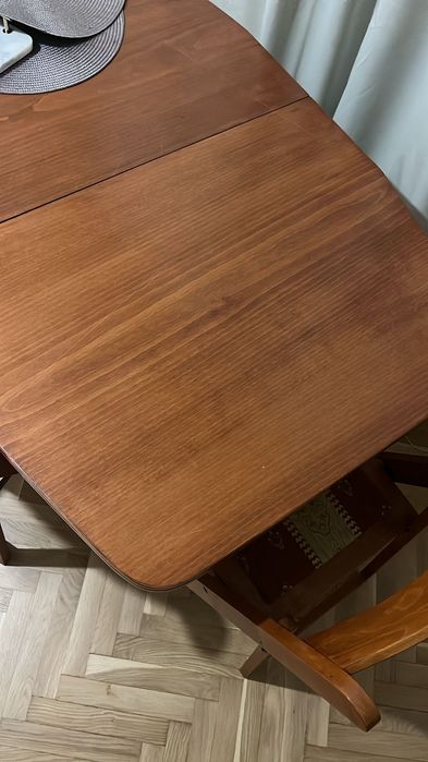 Дървена маса със столове