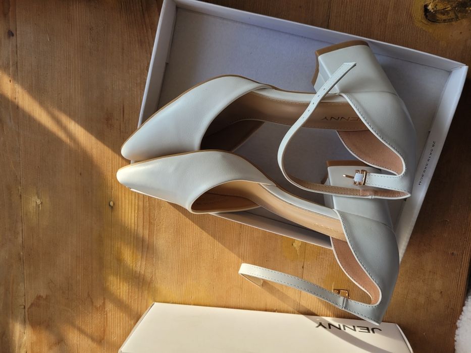 Pantofi albi cu toc mediu