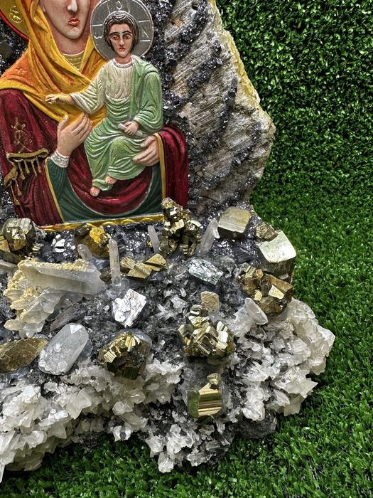 Ръчно изработена икона на Дева Мария с Младенеца с естествени кристали