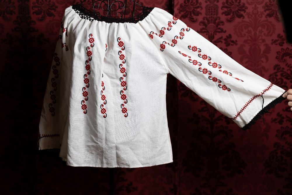 Ie românească veche tradițională