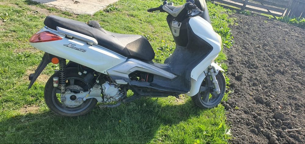 Vând scuter 125cc
125c anul 2011 nare acte