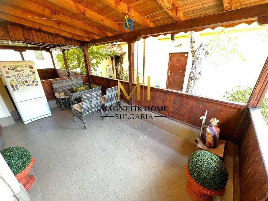 Страхотна двуетажна къща с паркомясто и басейн в ж.к. Сарафово