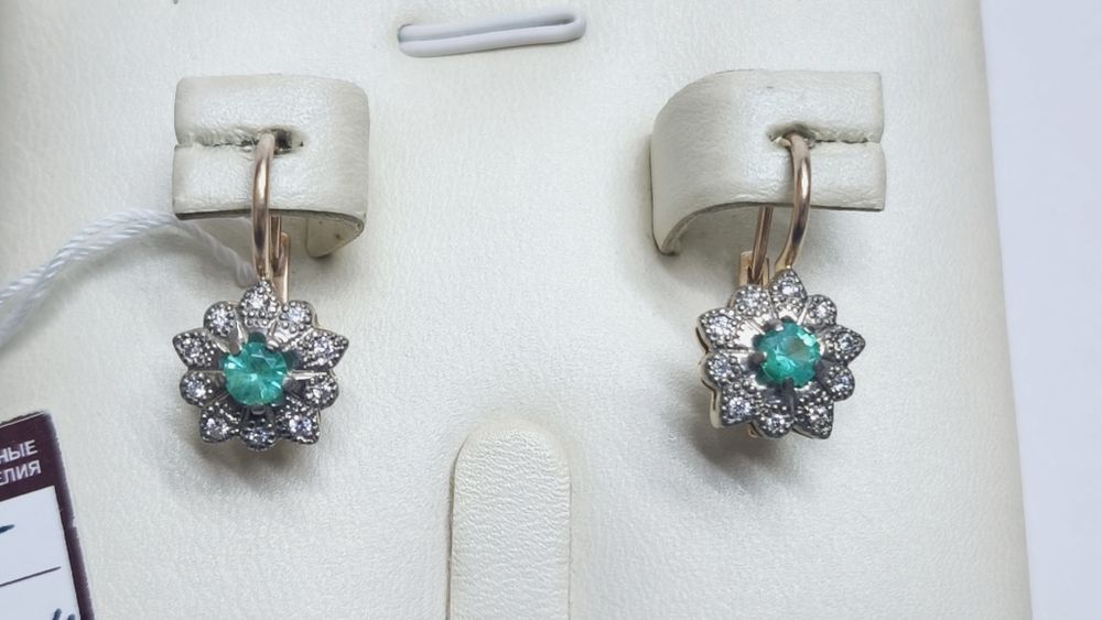 Серьги с бриллиантами и изумрудом