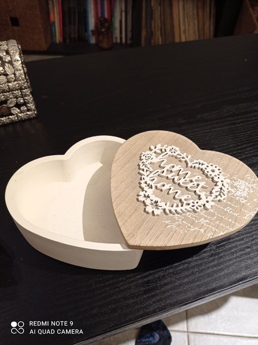 3 cutii bijuterii și flacon parfum