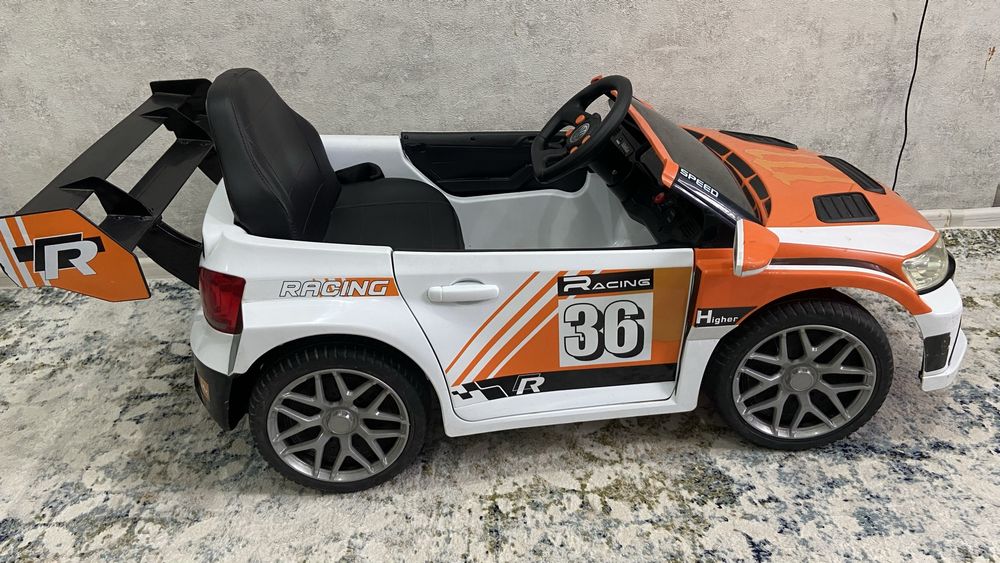 Детская машинка на пульте