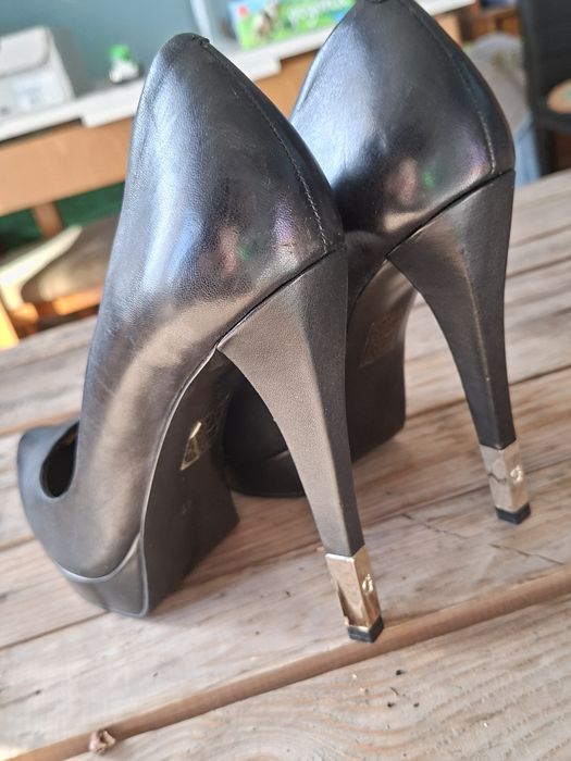 Дамски луксозни обувки Guess