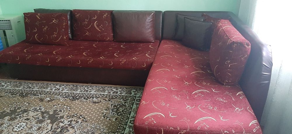 Запазен ъглов холов диван