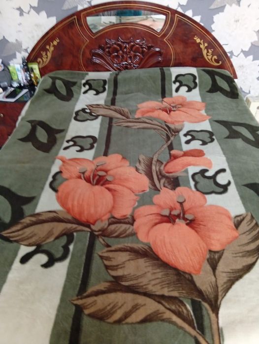 Большой диван и шкаф в хорошем состояние гарнитур