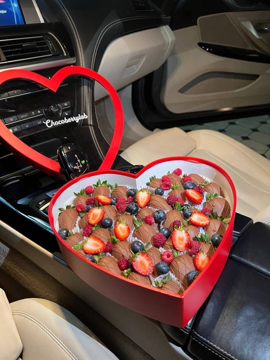 Клубника и малина в шоколаде для подарка