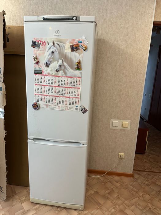 Продам Холодильник Indesit