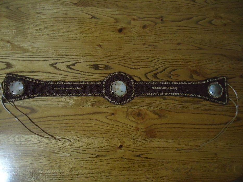 Ръчно изработен колан от седеф, стъклени мъниста и плат