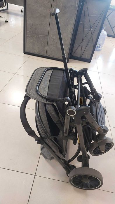 Лёгкая прогулочная коляска  – складывается как чемодан