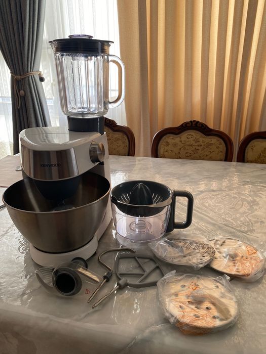 Продам кухонный комбайн Миксер Kenwood