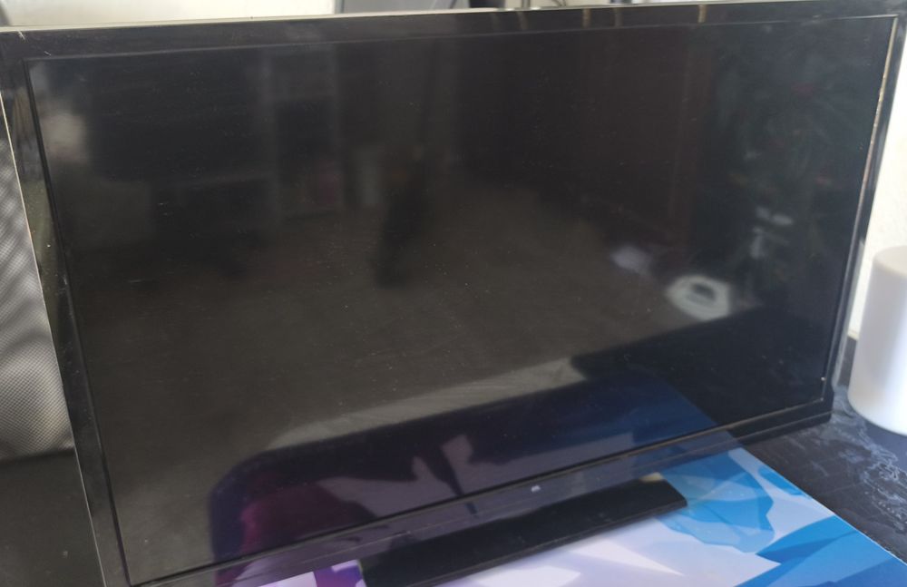 Monitor/Tv funcțional(cred,nu am cablu la el)